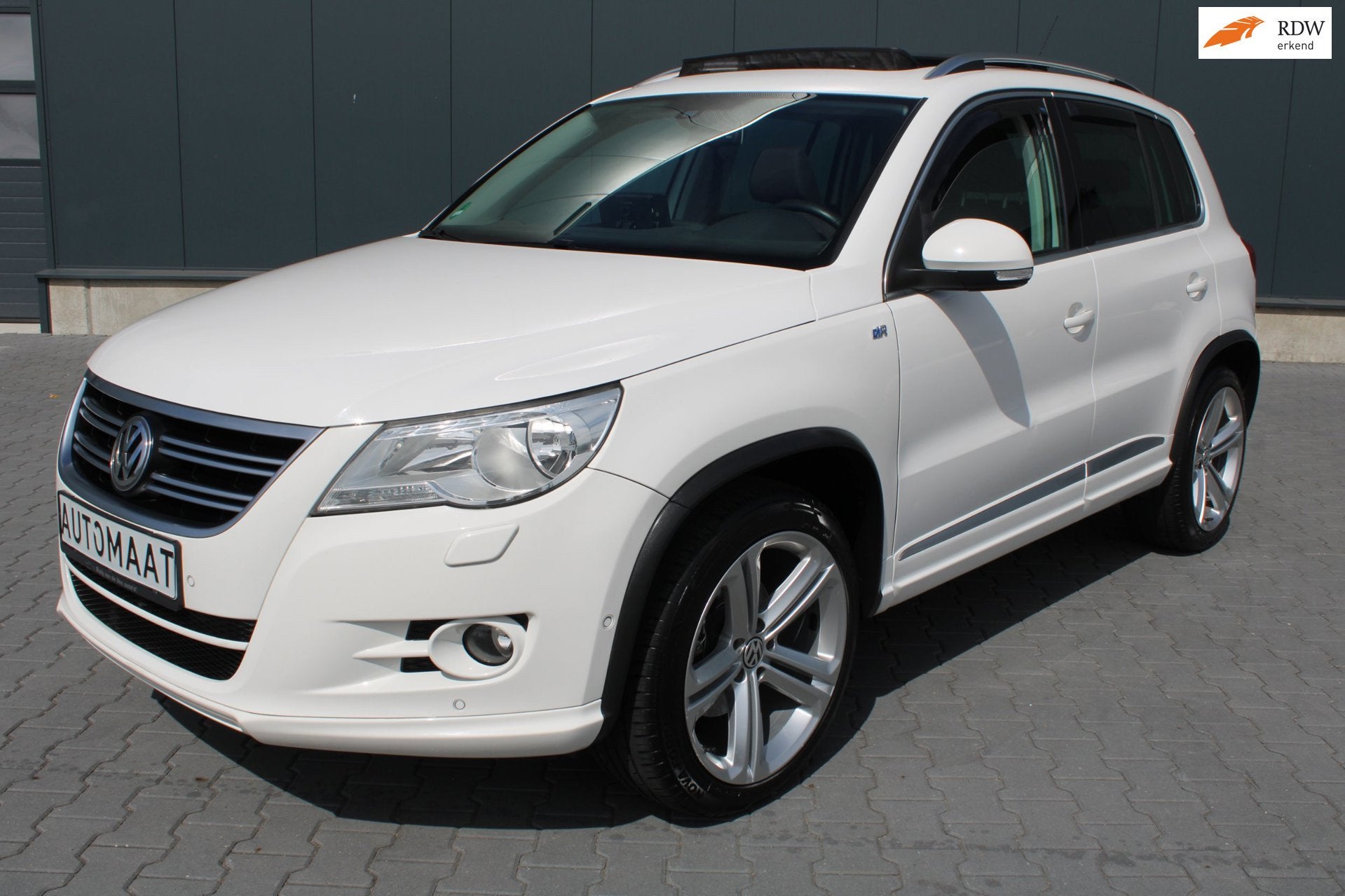 Volkswagen Tiguan 2.0 TSI R-Line 4Motion SCHUIFDAK TREKHAAK, Auto's, Automaat, Dealer onderhouden, Stof, Gebruikt