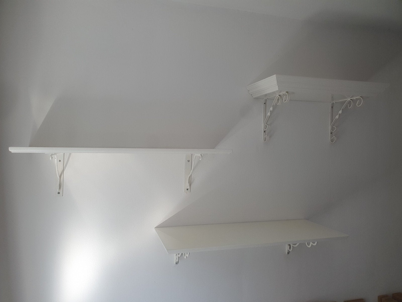 3 Witte wandplanken met decoratieve schapdragers, Ophalen, Gebruikt