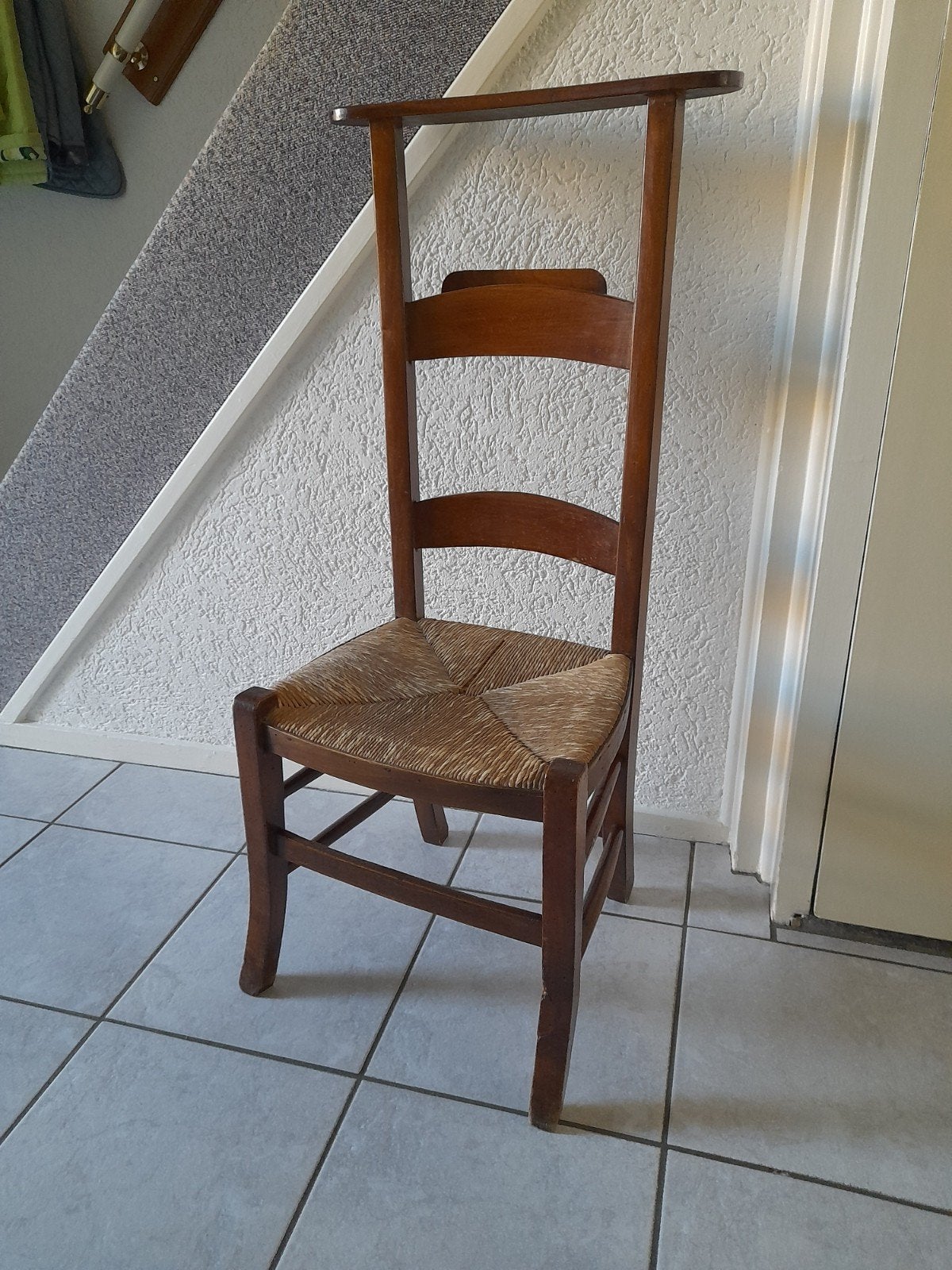 Vintage oud bidstoeltje met bakje voor kerkboek., Antiek en Kunst, Antiek | Meubels | Stoelen en Banken, Ophalen