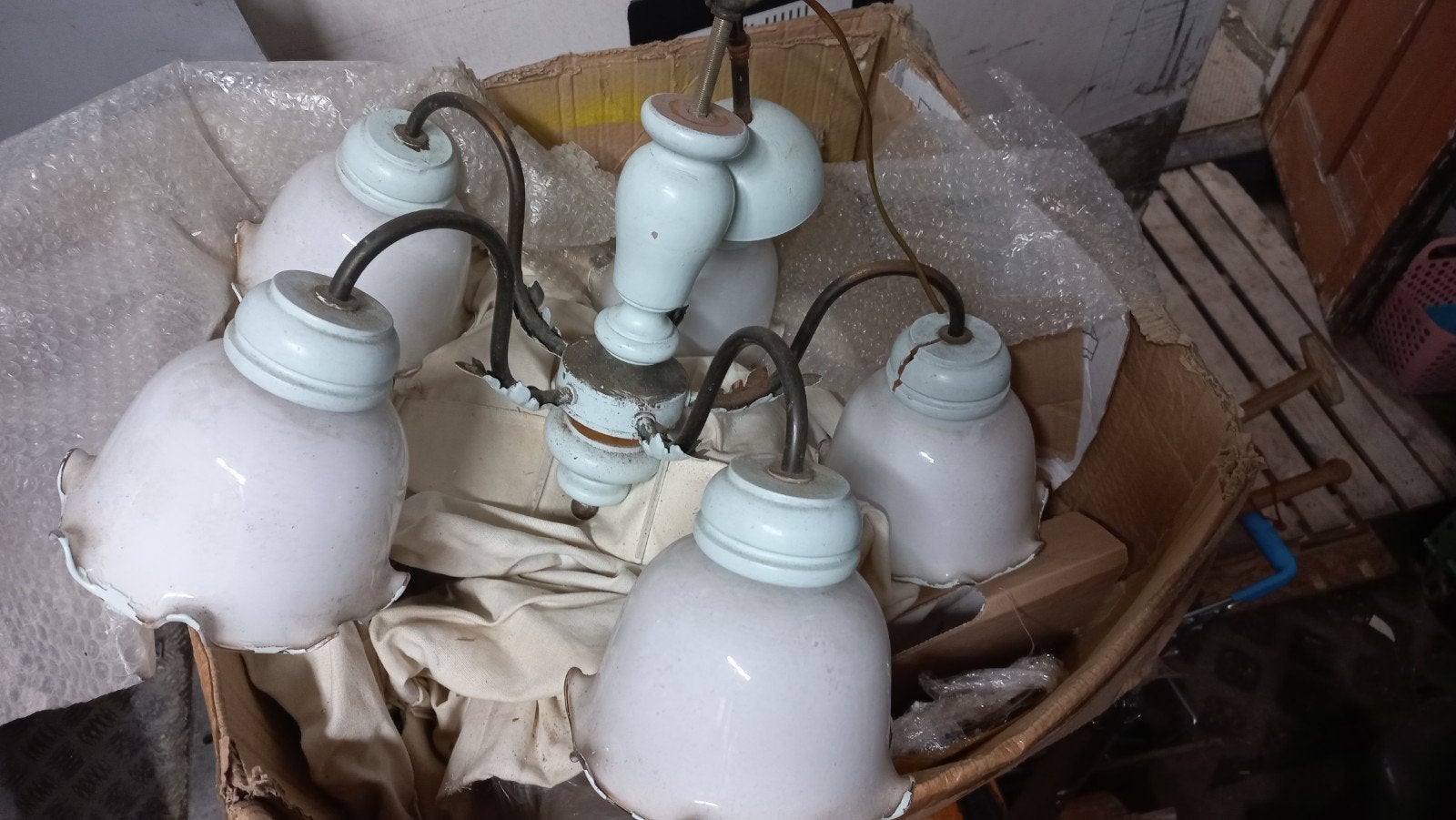 kroonluchter hout, messing en glas, Antiek en Kunst, Ophalen of Verzenden