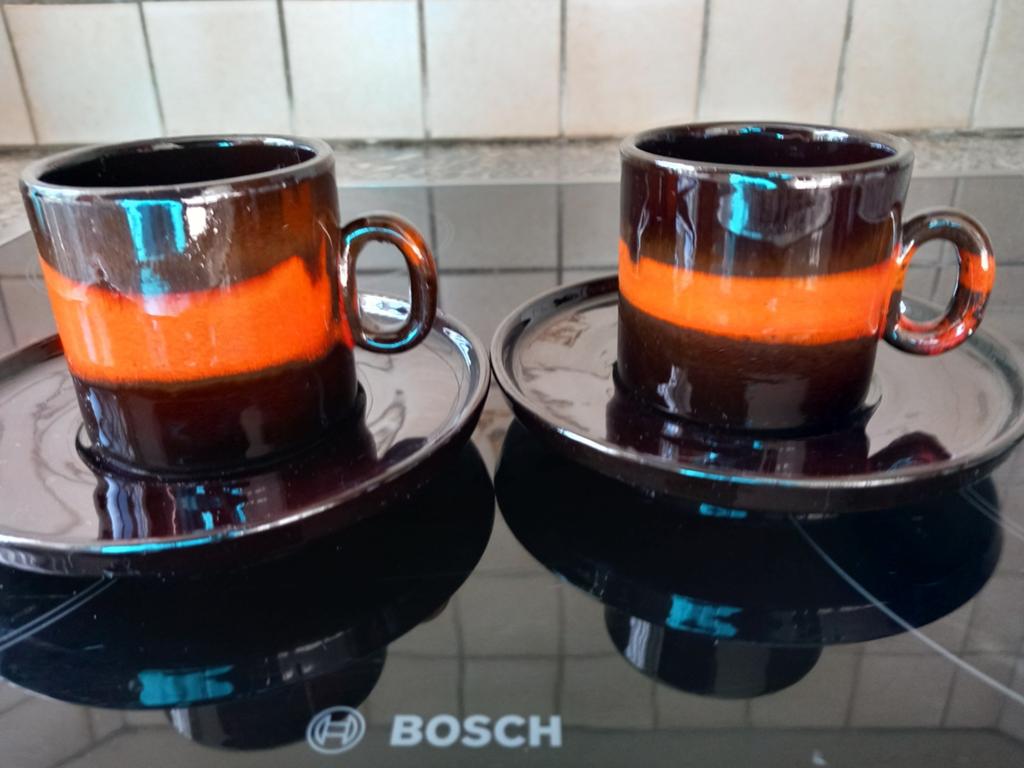2 vintage kop en schotels bruin  / oranje, Huis en Inrichting, Keuken | Servies, Ophalen of Verzenden, Overige stijlen, Kop(pen) en/of Schotel(s)