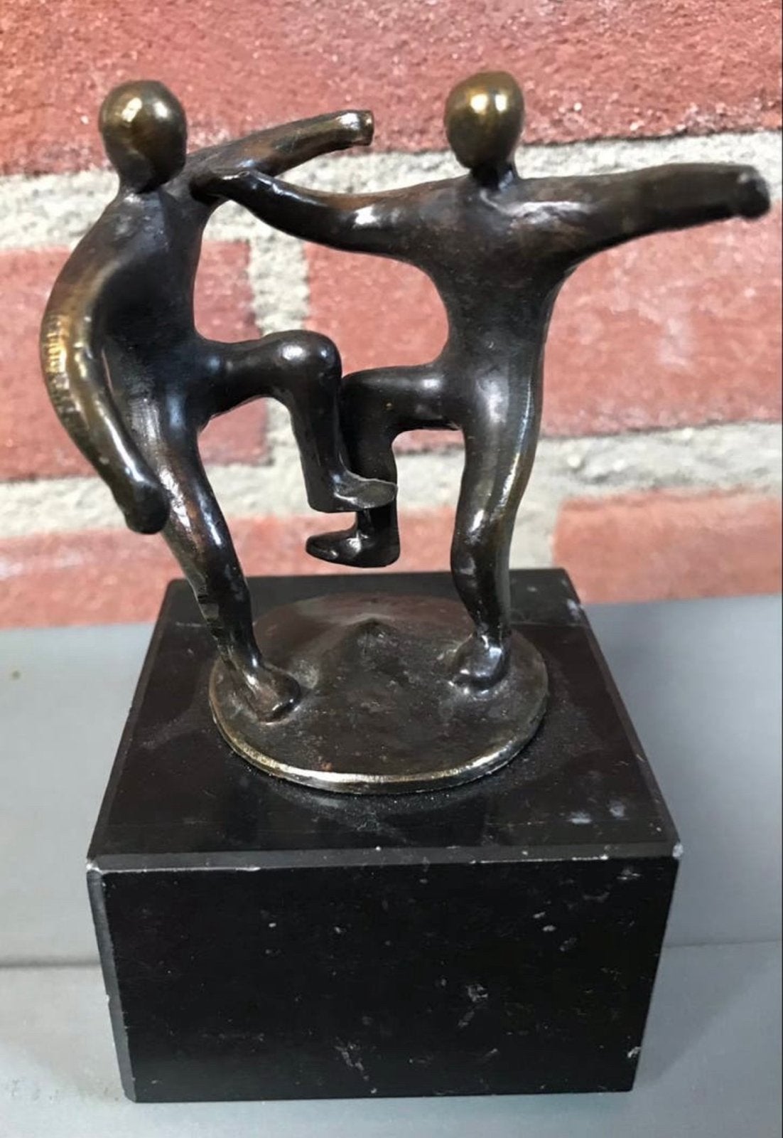 Corry Ammerlaan sculptuur 'Samen spelen' Verbronsd op marmer, Groep mensen, Minder dan 20 cm, Ophalen of Verzenden, Gemerkt