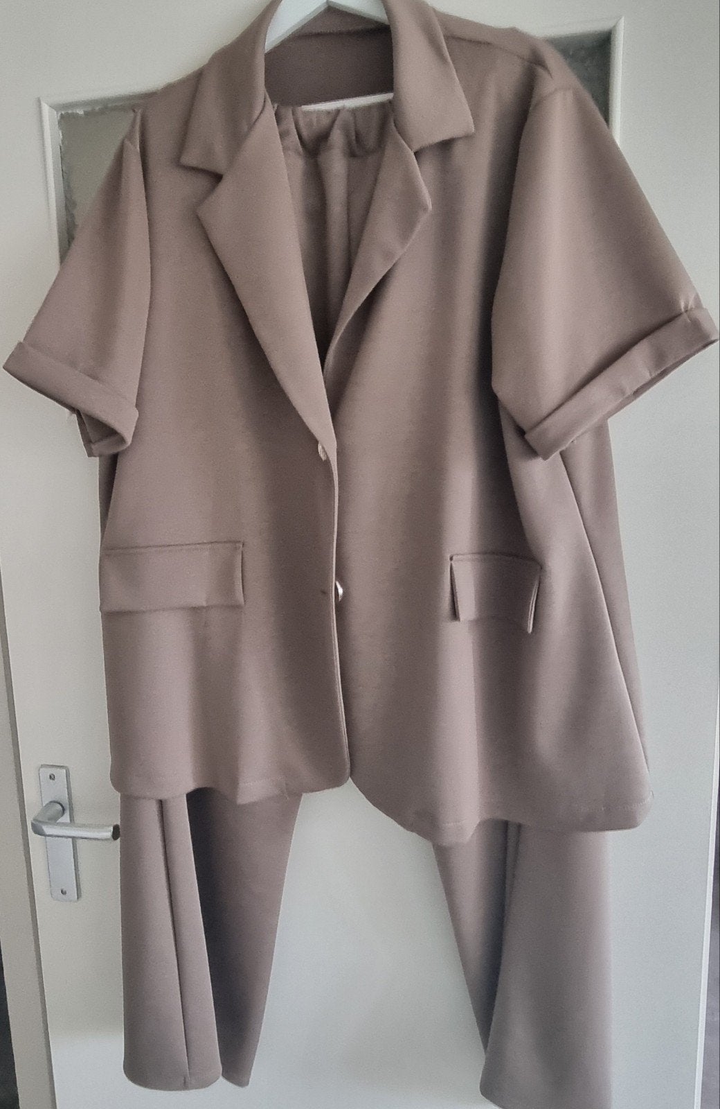 Nieuw Broekpak Taupe Travelstof Maat 48-52, Ophalen of Verzenden, Nieuw, Bruin, Overige typen