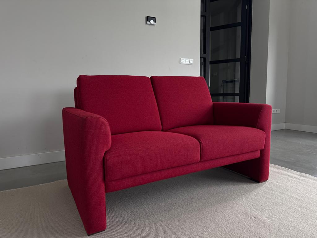 Prominent! rode tweepersoonsbank als nieuw 143cm breedt, Huis en Inrichting, Banken | Bankstellen, Eenpersoons, 75 tot 100 cm