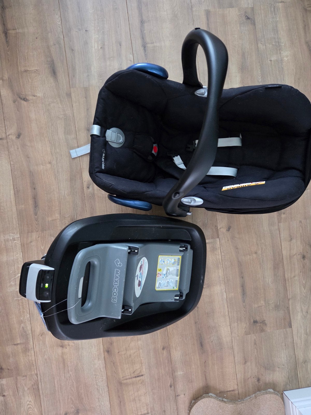 Maxi cosi met isofix en babyzitje

Enkel ophalen, Ophalen, Zo goed als nieuw, Isofix, 0 t/m 13 kg