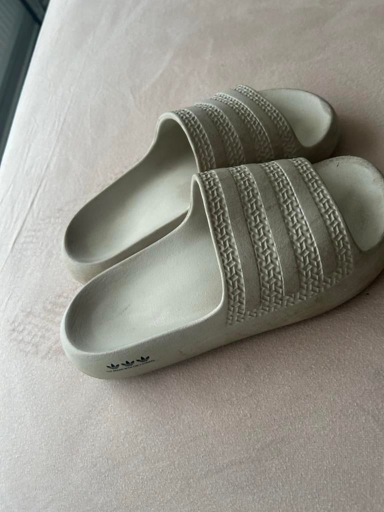 Adidas Adilette Comfort Slippers - Maat 38 (valt kleiner), Kleding | Dames, Schoenen, Zo goed als nieuw, Slippers, Beige, Ophalen of Verzenden