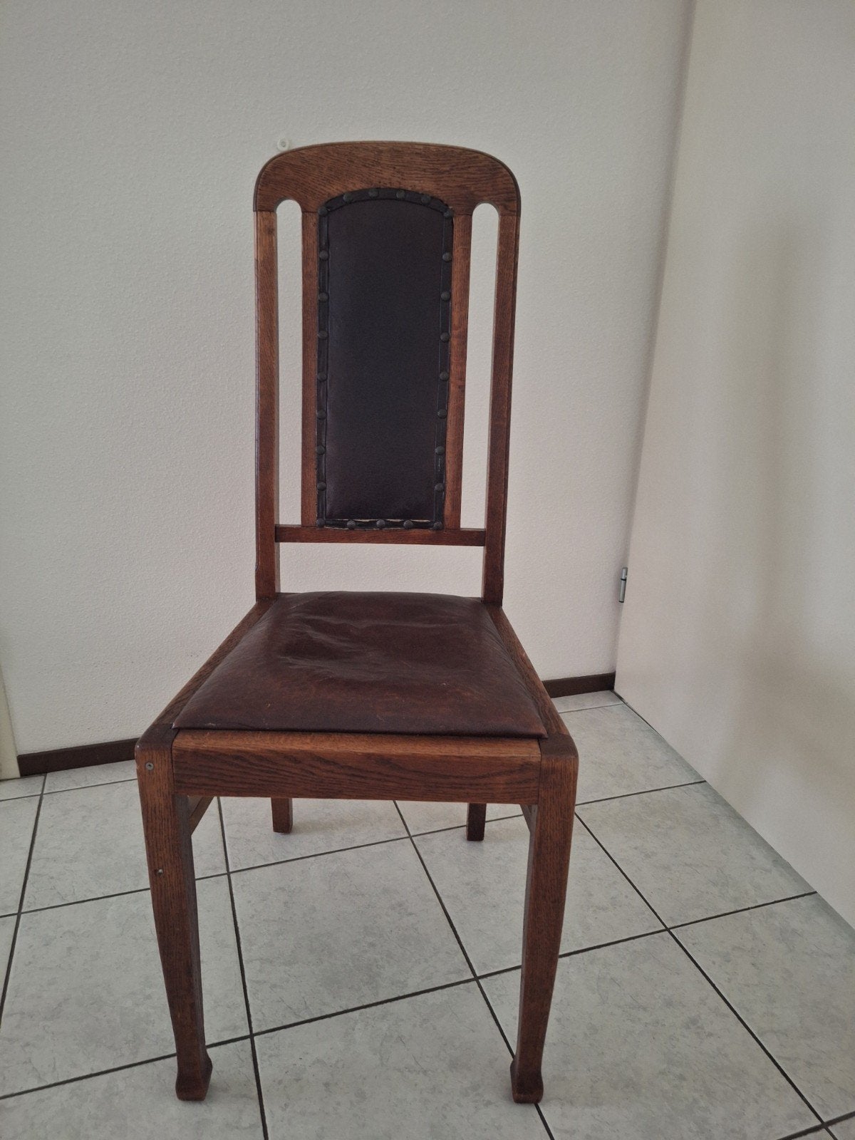 Antieke houten stoel met lederen bekleding, Ophalen