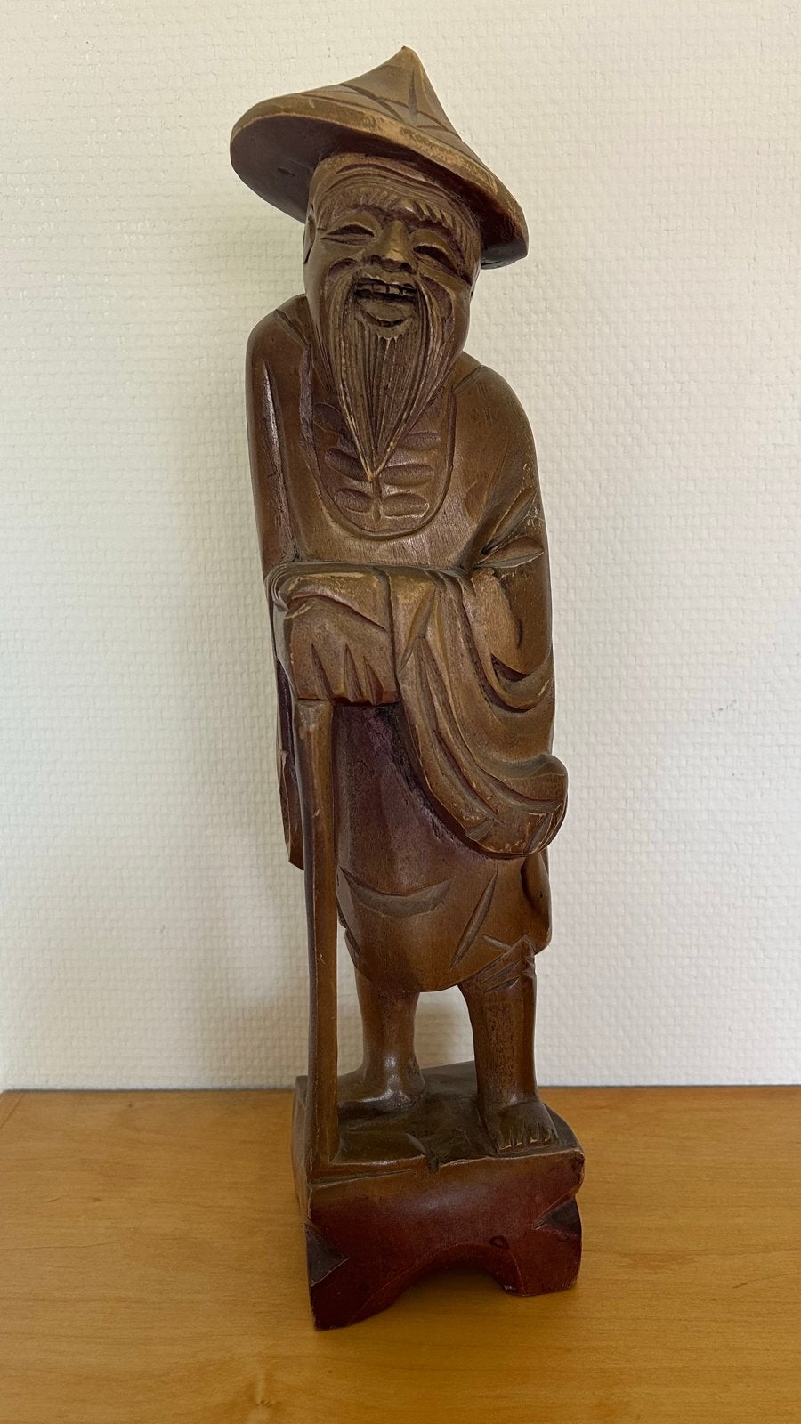 Houten beeldje van lachende Aziatische man met hoed, Ophalen of Verzenden, Handgemaakt, 20 - 50 cm, Beeld