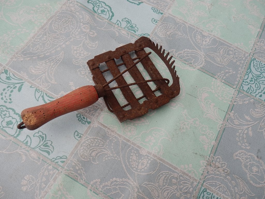 Antieke roestige roskam met houten handvat, Ophalen of Verzenden
