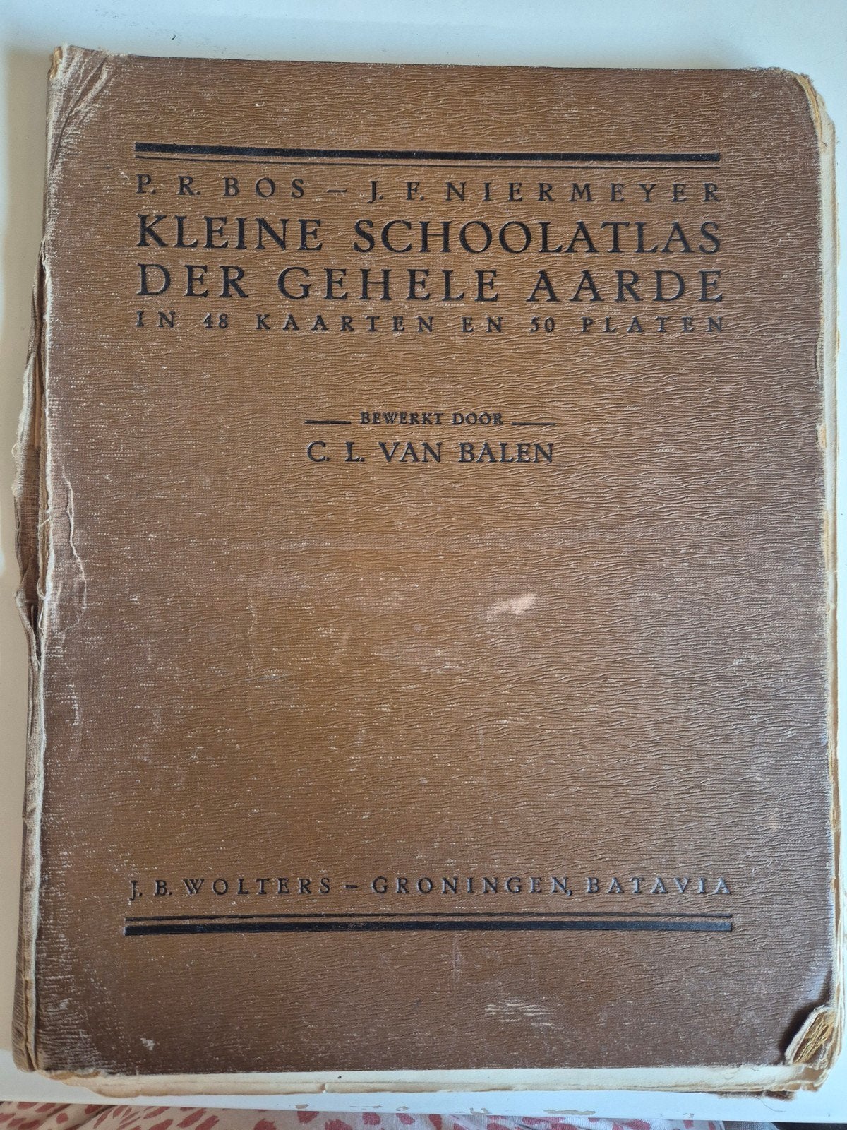Kleine schoolatlas der gehele aarde, Boeken, Gelezen, Overige atlassen, Ophalen of Verzenden, 1800 tot 2000