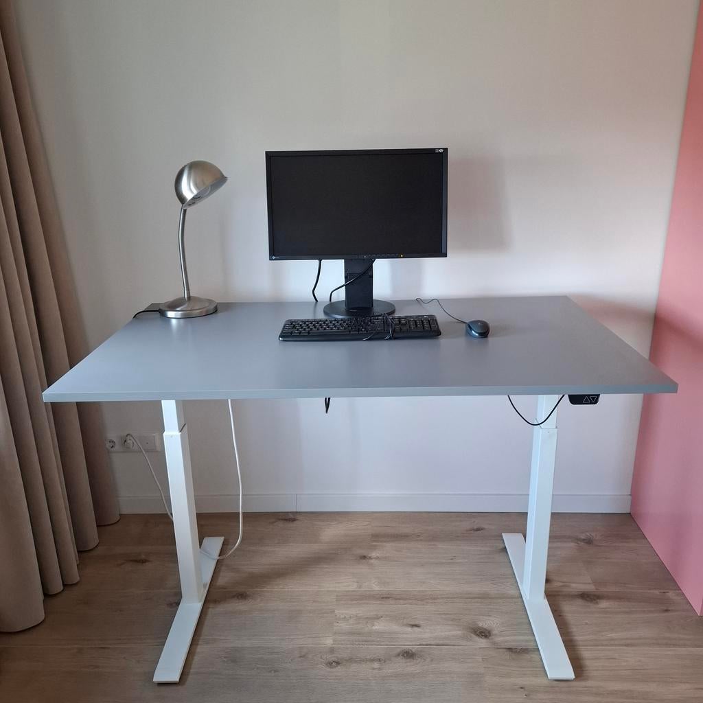 Ikea Zit-sta bureau Rodulf, grijs blad, wit onderstel, Huis en Inrichting, Bureaus, Zo goed als nieuw, Computerbureau, IKEA, Modern