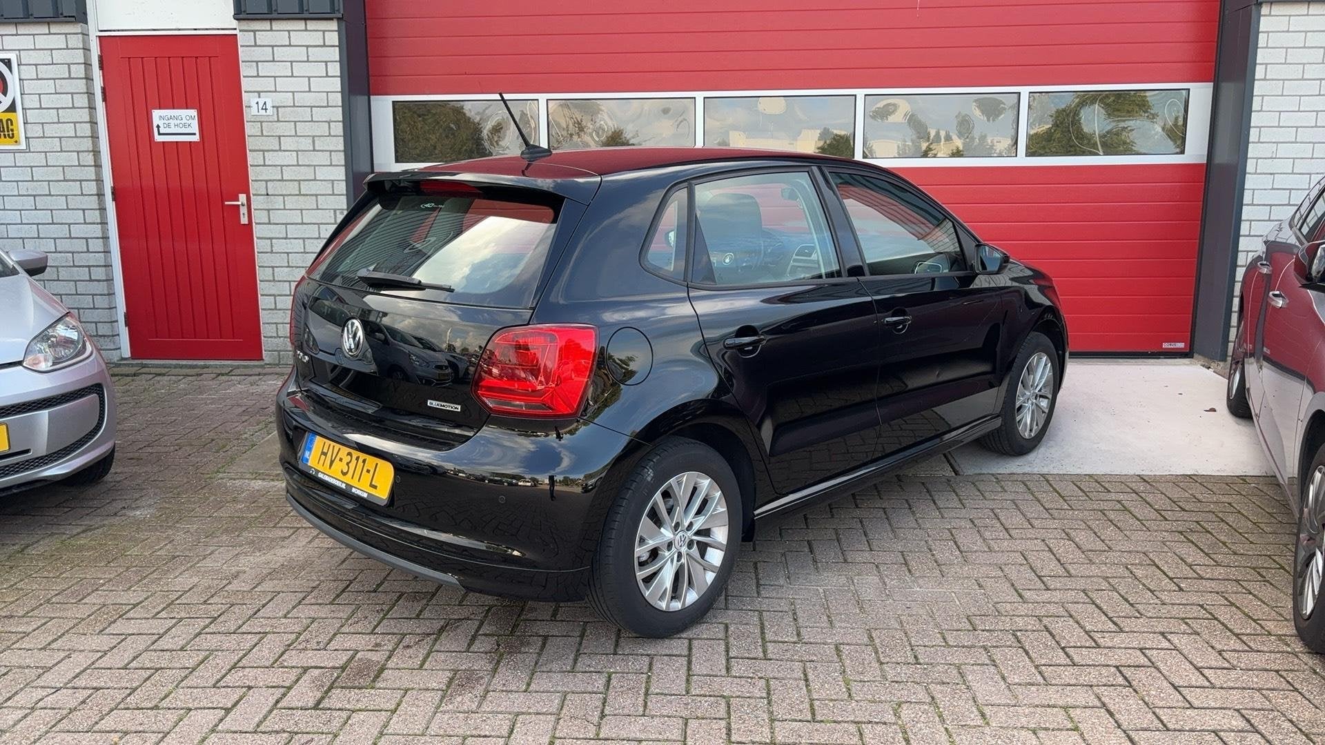 Volkswagen Polo 1.0 BlueMotion Edition CARPLAY / NAVI / AIRC, Auto's, Voorwielaandrijving, Dealer onderhouden, 95 pk, Zwart