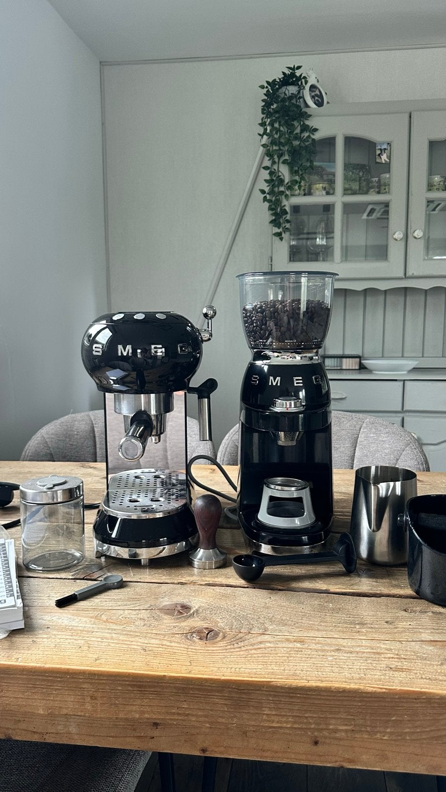 Smeg Espressomachine en Koffiemaler - Zwart, Gemalen koffie, Zo goed als nieuw, Combi, 2 tot 4 kopjes