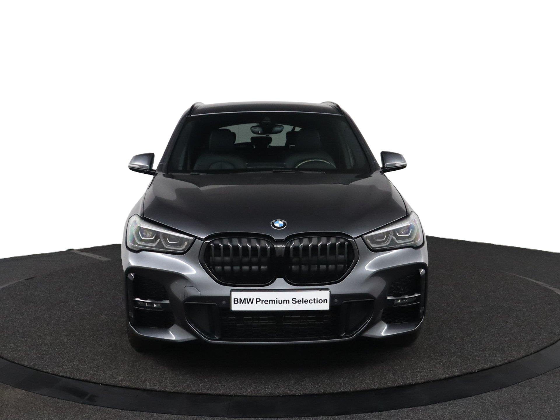 BMW X1 sDrive20i Business Edition Plus M Sportpakket | Stuur, Auto's, 1998 cc, Stof, Met garantie (alle), Origineel Nederlands
