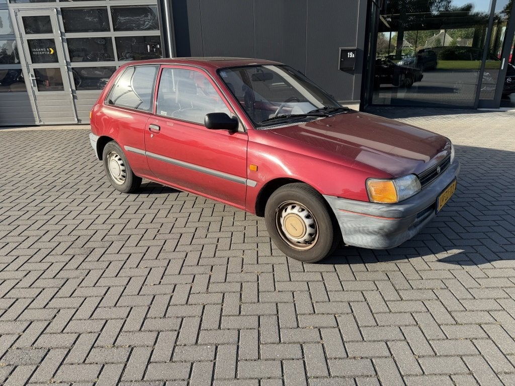 Toyota Starlet 1.3i (bj 1995, automaat), foto 1