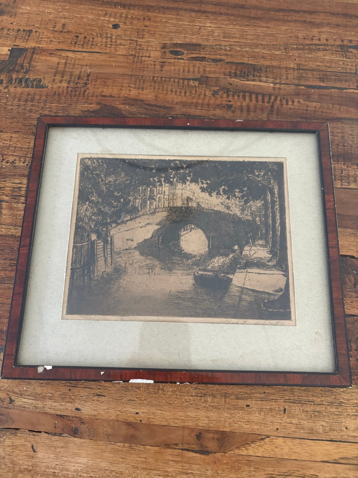 Ets Jan Sirks - Brug over gracht met boten, Antiek en Kunst, Ingelijst, Ets, Stadsgezicht, Ophalen of Verzenden