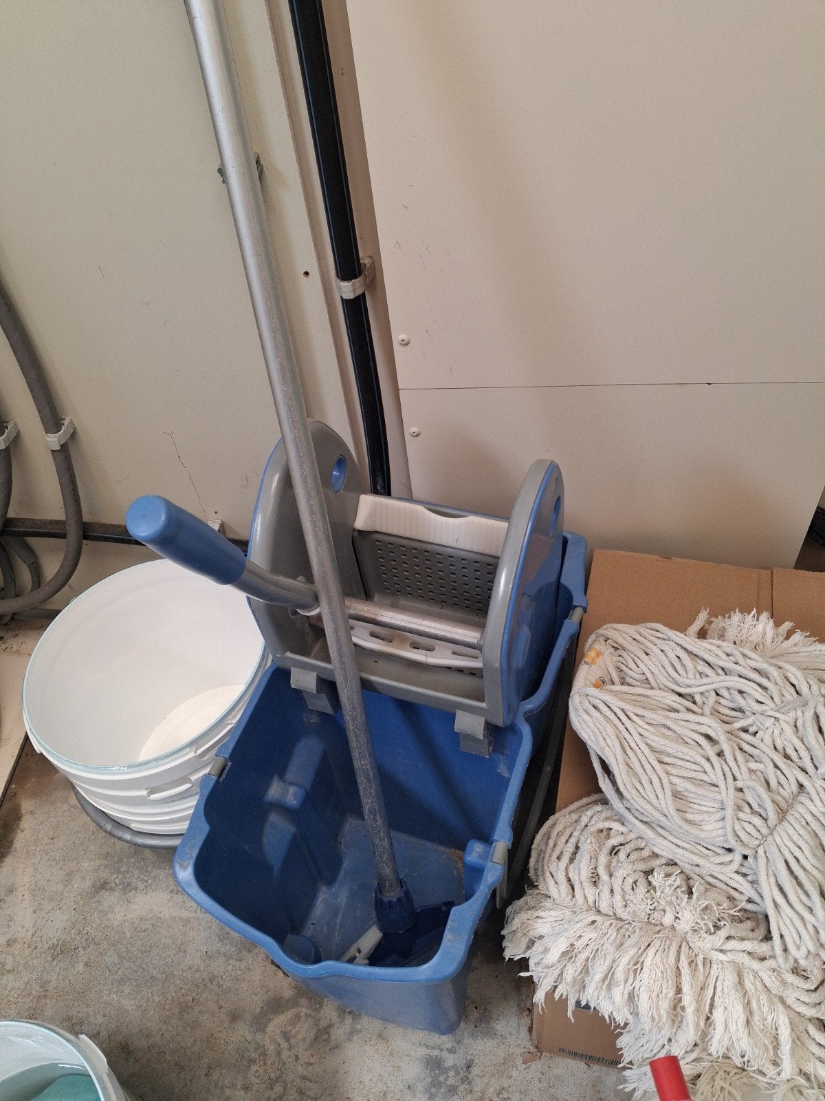 Dweilemmer met pers en mop, Ophalen, Dweilemmer, -bak, of -wagen