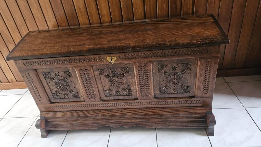 Eikenhouten dekenkist met houtsnijwerk - Zeer goede staat, Ophalen
