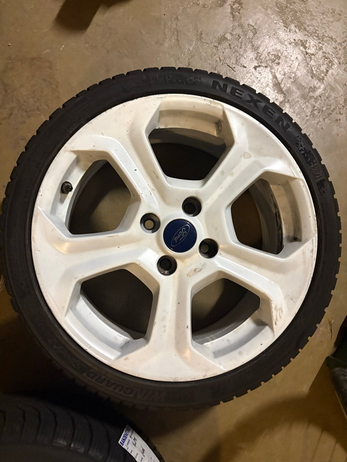 Fiesta ST MK6 Winterbanden op Velg - Goed Profiel, Ophalen, Gebruikt, Banden en Velgen, 205 mm