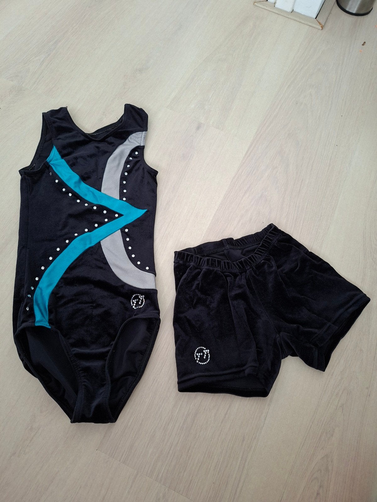 Turnpakje en broekje zwart/blauw/grijs met steentjes, Meerkleurig, Zo goed als nieuw, Turnpak(je), Kindermaat 122 t/m 140