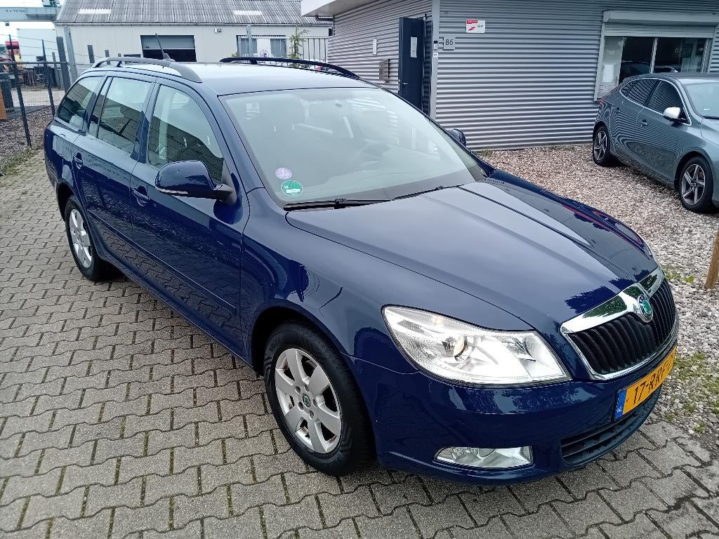 Skoda Octavia 1.2 TSI Combi BJ2011 NIEUWE KETTING, APK 2027!, Voorwielaandrijving, Euro 5, Stof, Zwart