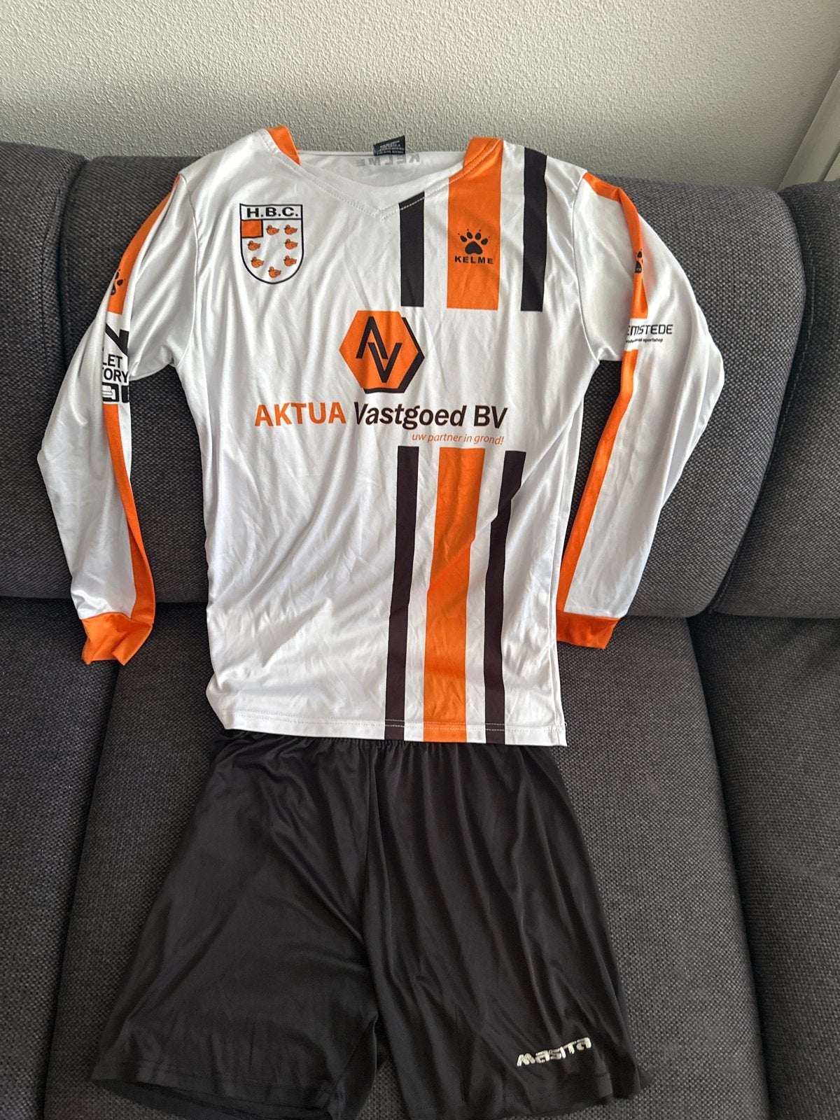 HBC Voetbaltenue Maat S - Shirt en Broekje, Maat S, Ophalen, Gebruikt, Set