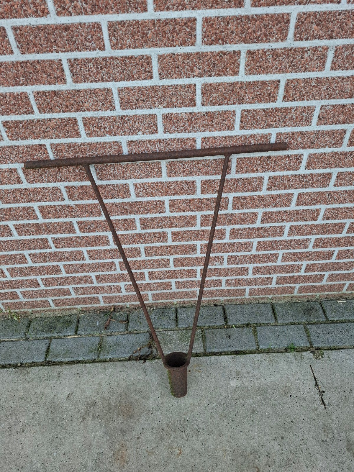 aardappelpoter om gaatjes te maken voor het poten van aardap, Ophalen