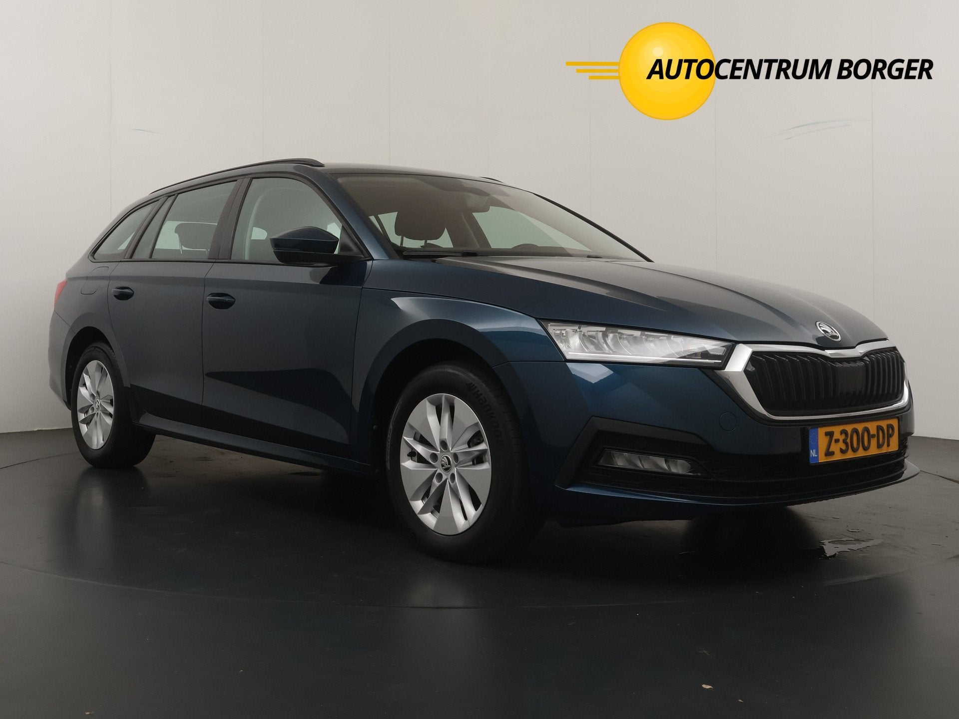 Skoda Octavia Combi 1.0 e-TSi Ambition Mild Hybrid Automaat, Stof, Gebruikt, Met garantie (alle), Blauw