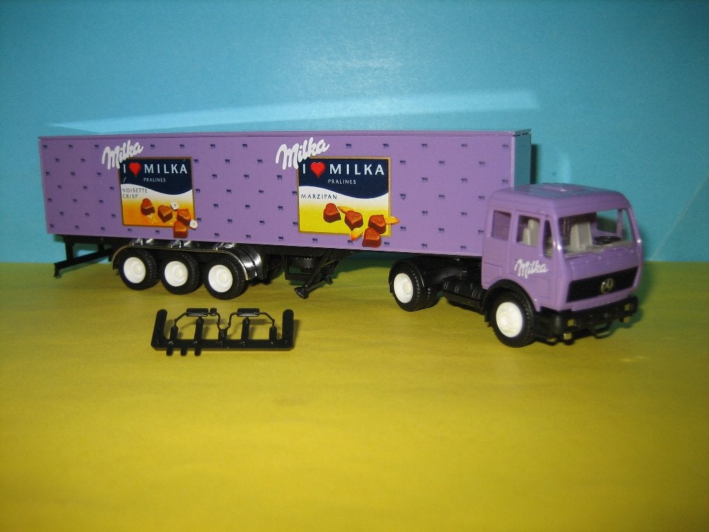 Milka I  Love    MERCEDES combi  Herpa, Ophalen of Verzenden, Nieuw, Bus of Vrachtwagen, Herpa