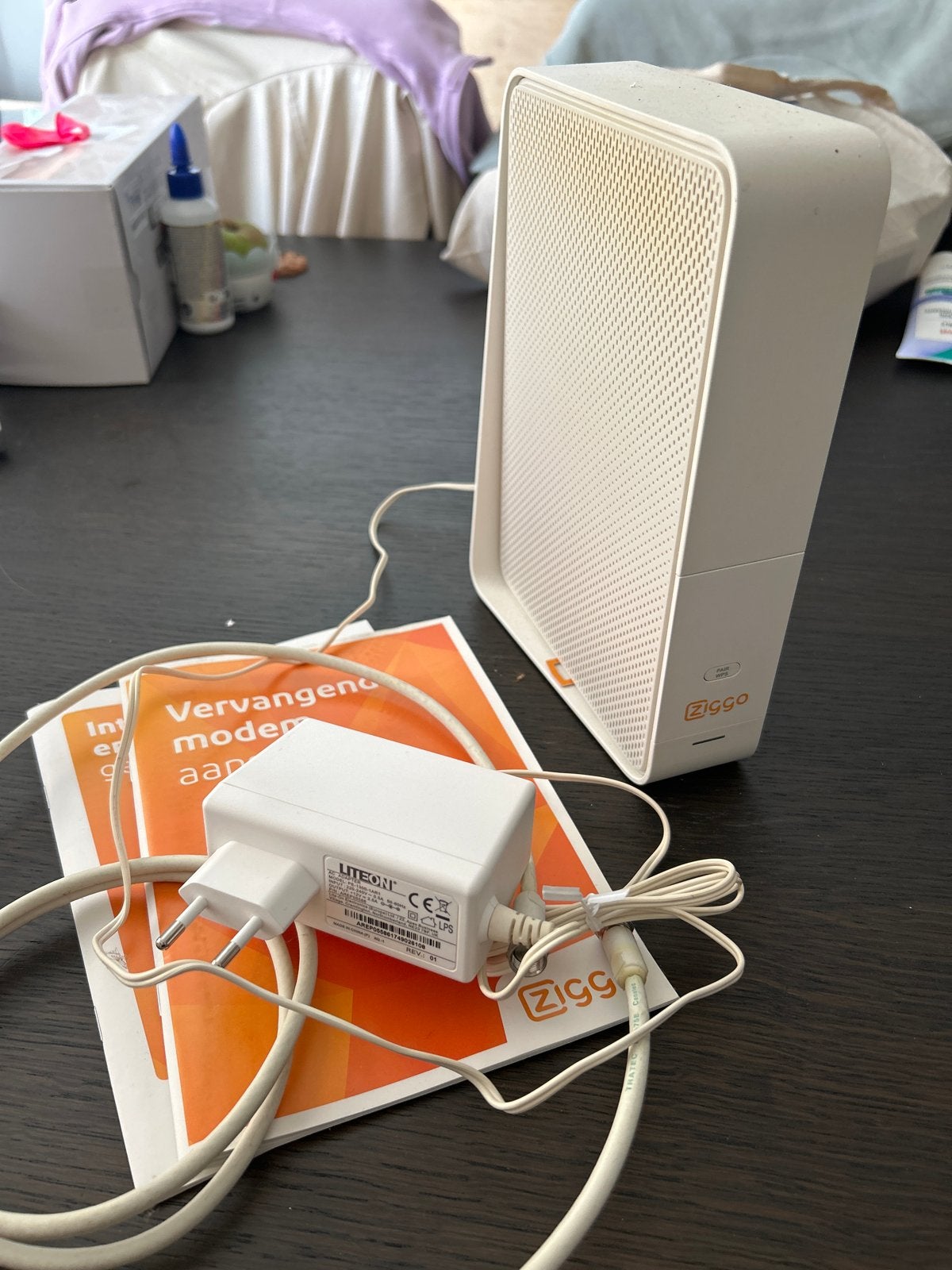 Wifi router TG2492LG-ZG van Ziggo, Computers en Software, Routers en Modems, Ophalen of Verzenden, Gebruikt, Router met modem