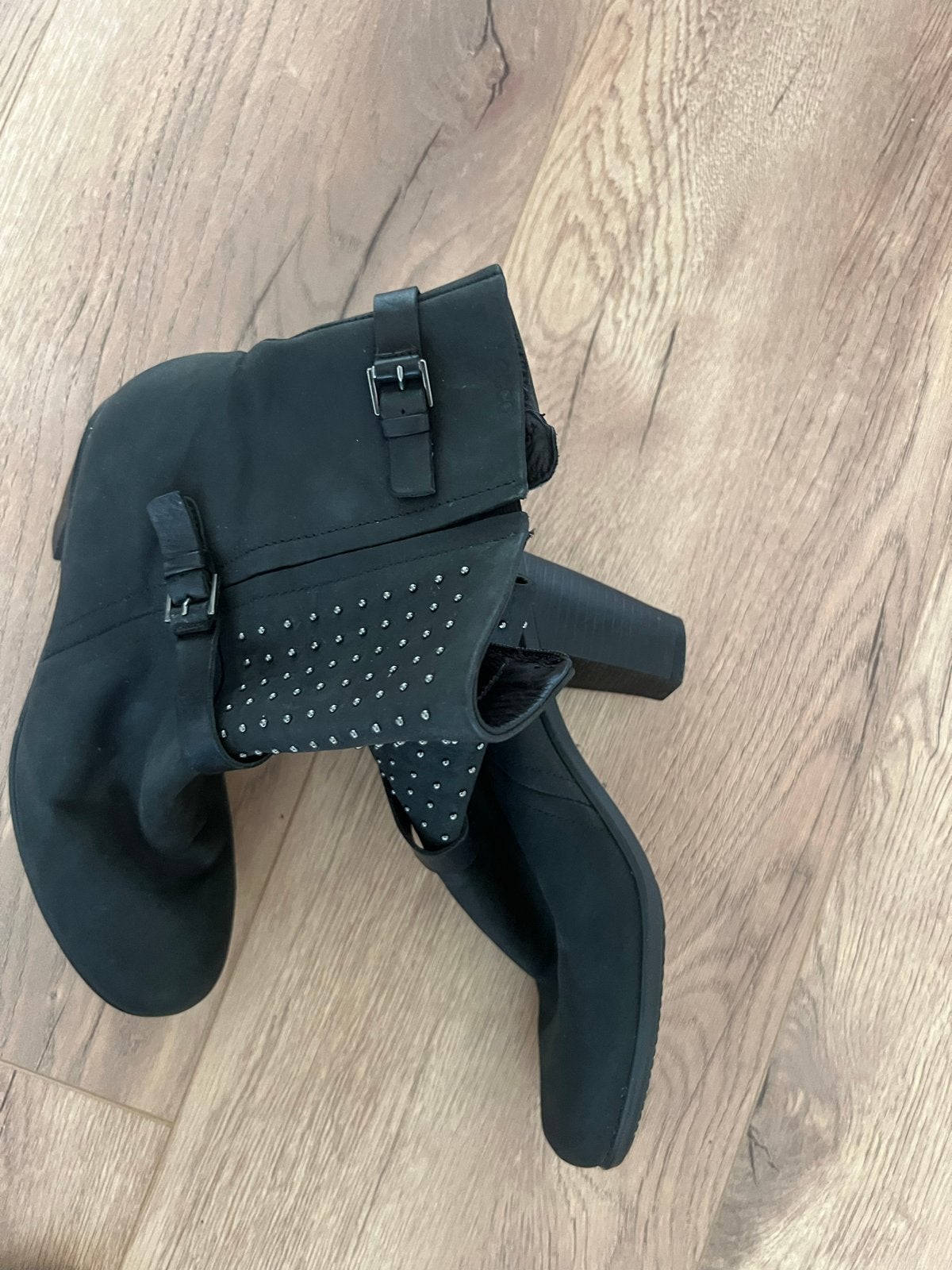 Zwarte enkellaarsjes met studs en gespen Ecco mt 39, Kleding | Dames, Ophalen of Verzenden, Gedragen, Zwart, Lage of Enkellaarzen