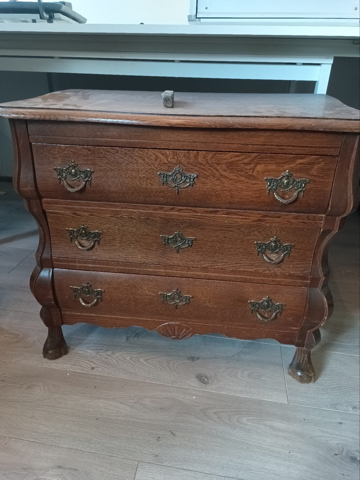 buik kast, bruin, ligt een poot los, Ophalen, Gebruikt, 50 tot 100 cm, 3 of 4 laden