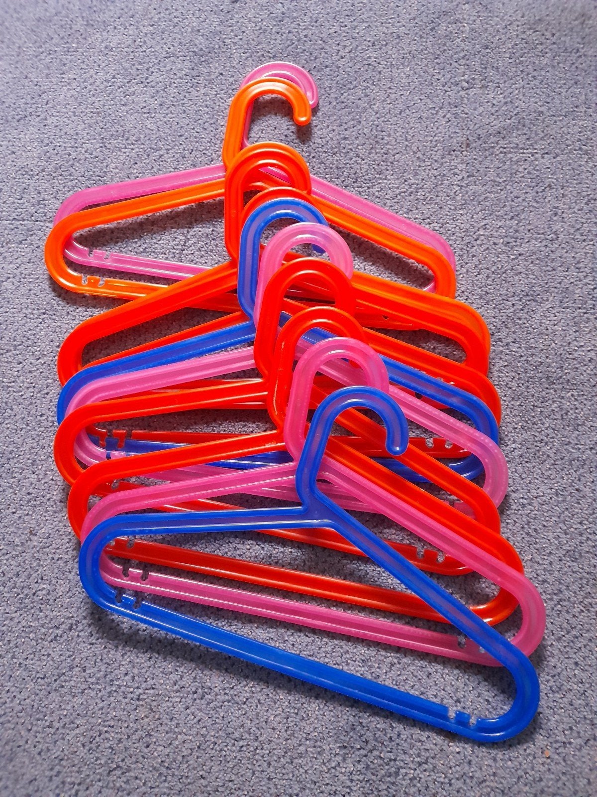 Kleurrijke plastic kledinghangers voor kinderen (10 stuks), Kinderen en Baby's, Ophalen of Verzenden, Zo goed als nieuw, Ikea