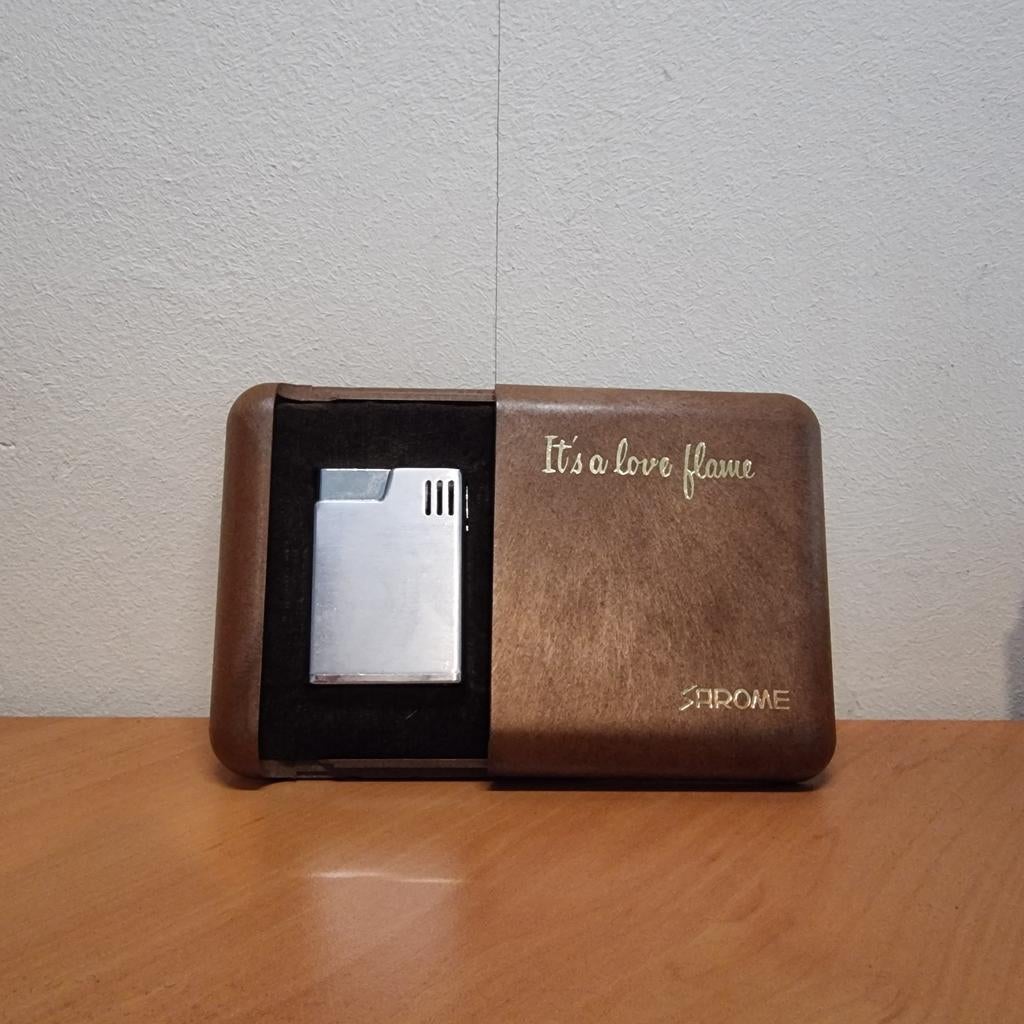 Vintage Sarome Armstrong Aansteker "It's a Love Flame", Verzamelen, Verzenden, Zo goed als nieuw, Aansteker