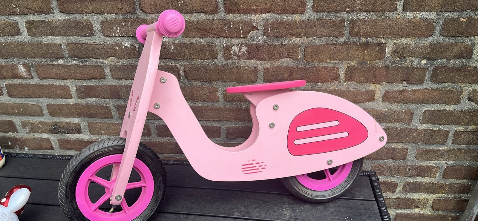 Roze houten loopscooter voor kinderen