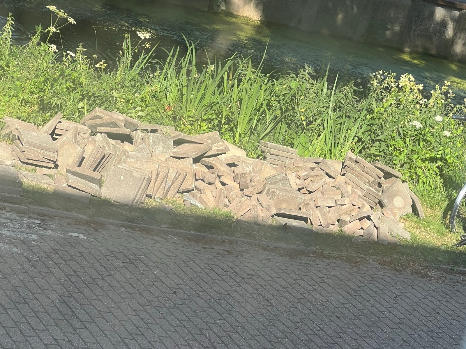Gratis stapel gebruikte stoeptegels, Tuin en Terras, Tegels en Klinkers, Ophalen, Gebruikt, Minder dan 5 m², Beton
