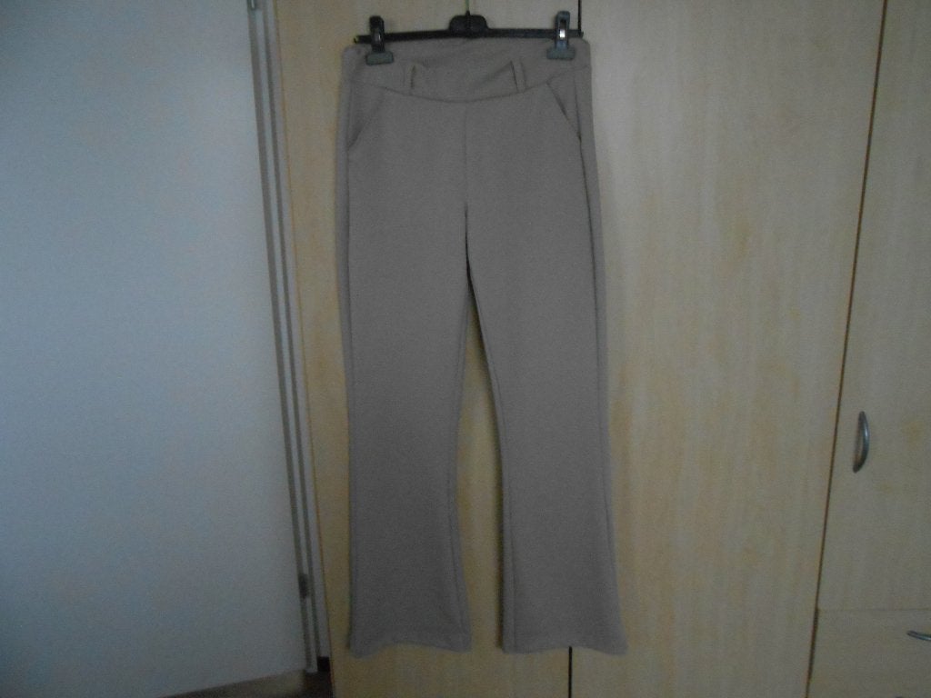 Mooie beige flare broek maat M van IZ NAIZ, Maat 38/40 (M), Beige, Ophalen of Verzenden, Zo goed als nieuw