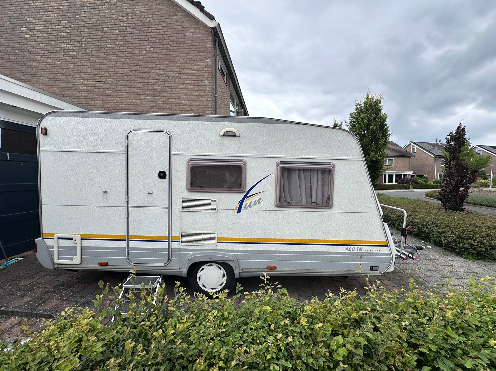 Burstner 420 TN fun uit 2002 met zgan dorema voortent, Caravans en Kamperen, Reservewiel, Dwarsbed, Bedrijf, Treinzit