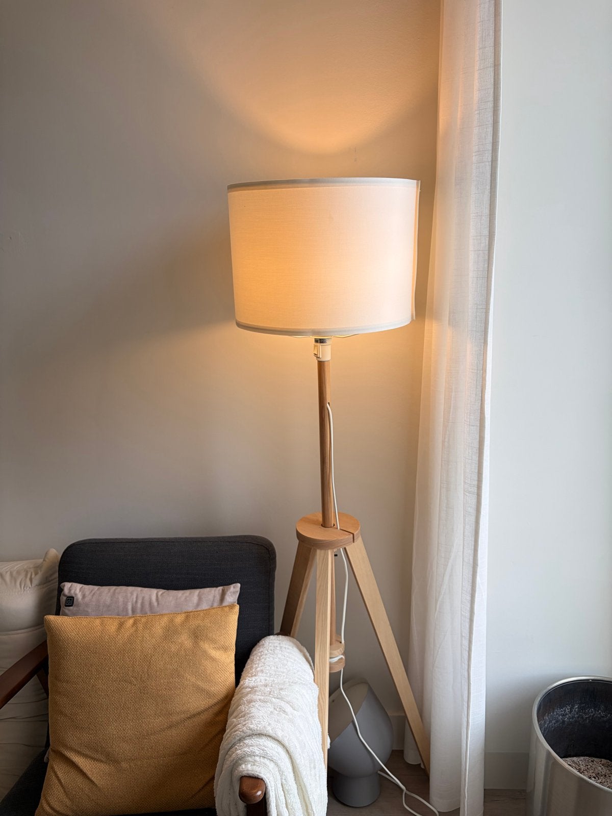 IKEA Lauters vloerlamp, essenhout/wit, Huis en Inrichting, Lampen | Vloerlampen, Zo goed als nieuw, 100 tot 150 cm, Hout, E27 (groot)