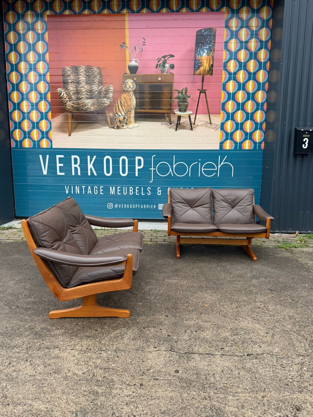 Vintage tweezits bankje teak deens leer  prijs per stuk, Ophalen