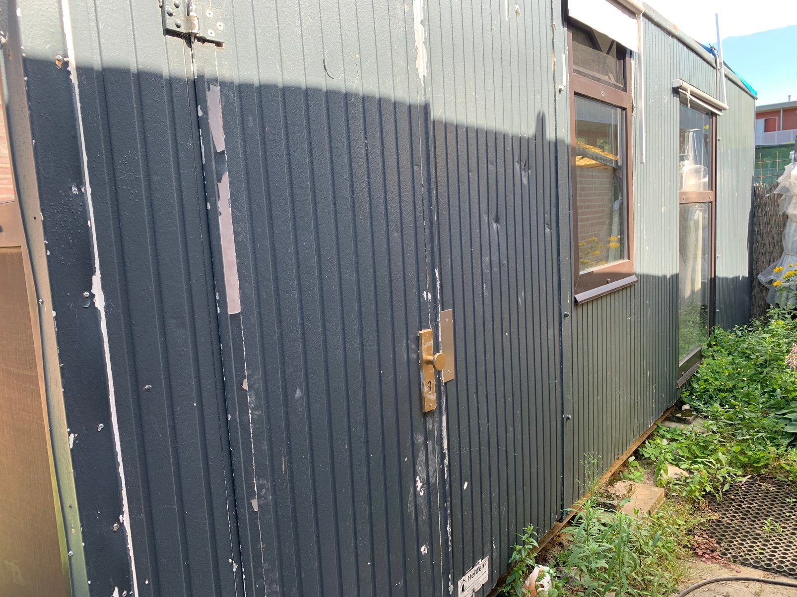 Container ingericht met douche en toilet, en keukenblok, Ophalen