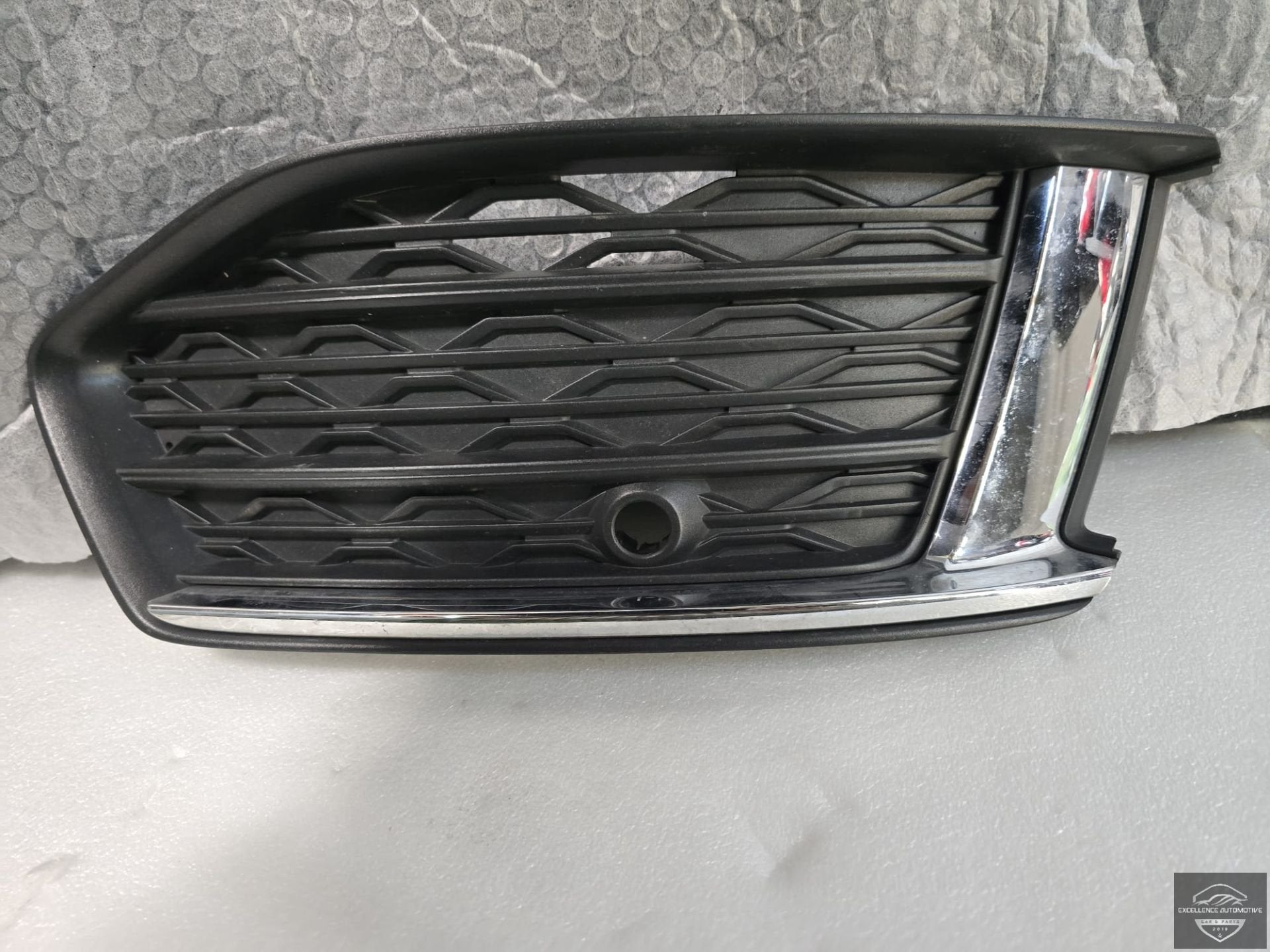 Audi A6 C8 4K S-Line Voorbumper Rooster Rechts 4K0807682C, Gebruikt, Auto-Union-Strasse 1
85045  Ingolstadt, DE, Kundenbetreuung@audi.de