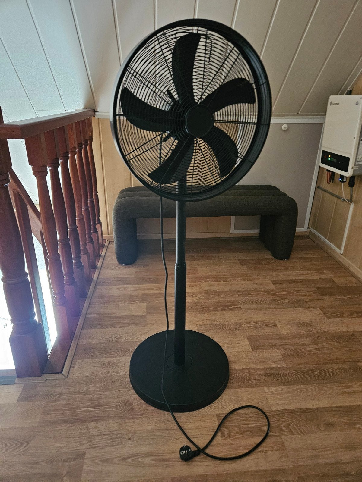 Zwarte Stijlvolle Statiefventilator - Krachtig en Stil, Witgoed en Apparatuur, Ophalen, Zo goed als nieuw, Statiefventilator