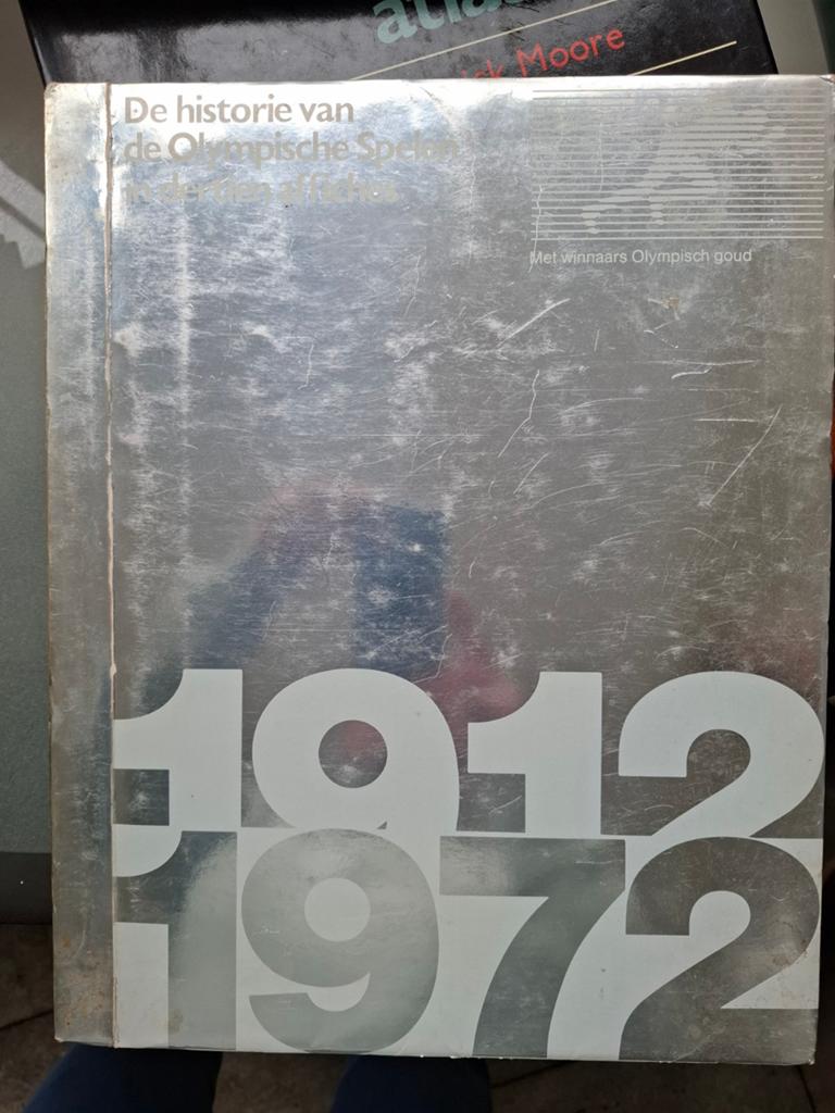 Historie van de Olympische Spelen in 13 affiches, Ophalen of Verzenden, Zo goed als nieuw