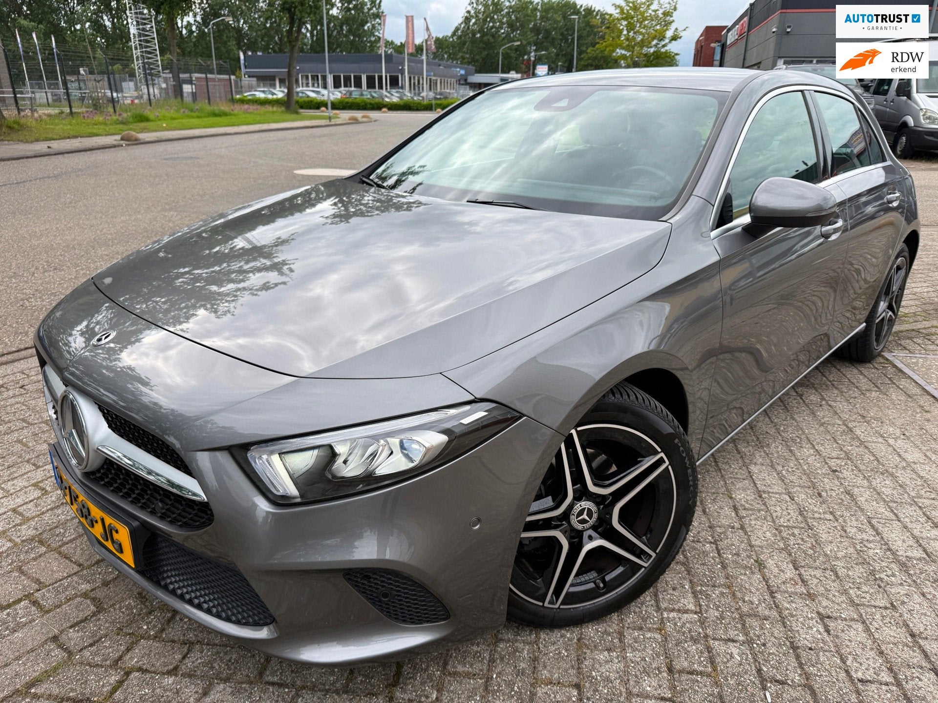 Mercedes-Benz A-klasse 180 Premium Plus 18 INCH-AMG NAVI CAR, Gebruikt, 4 cilinders, Met garantie (alle), Leder