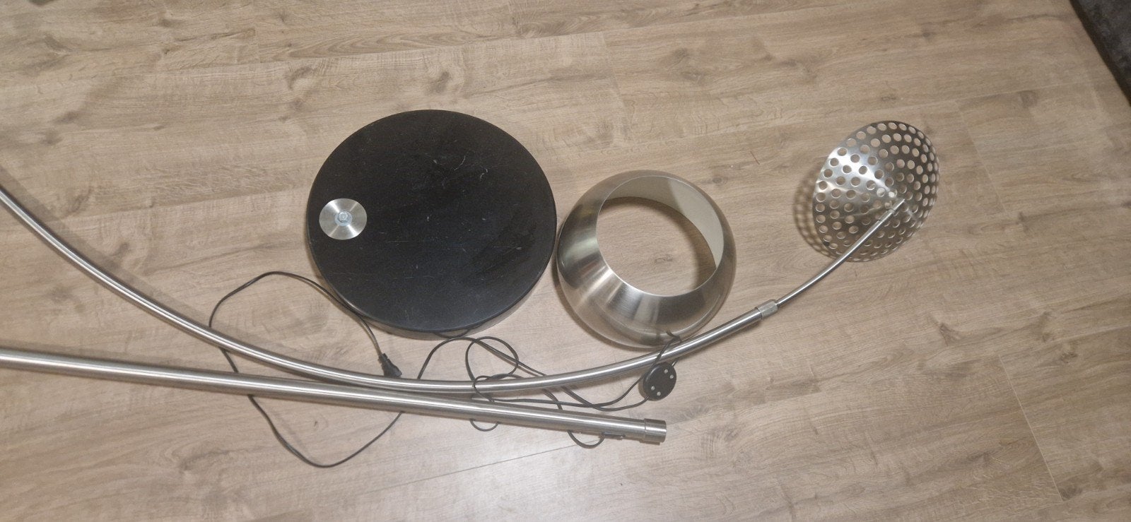 Vloer booglamp met metalen kap, Huis en Inrichting, Lampen | Vloerlampen, Ophalen, Gebruikt, E27 (groot), Modern