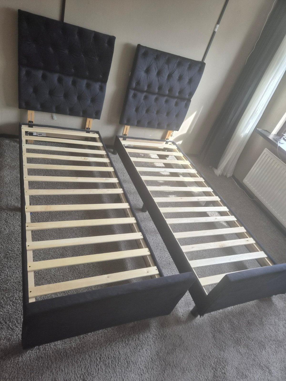 Twee eenpersoonsbedden met gestoffeerd hoofdbord, Ophalen, Eenpersoons, Zwart, Zo goed als nieuw