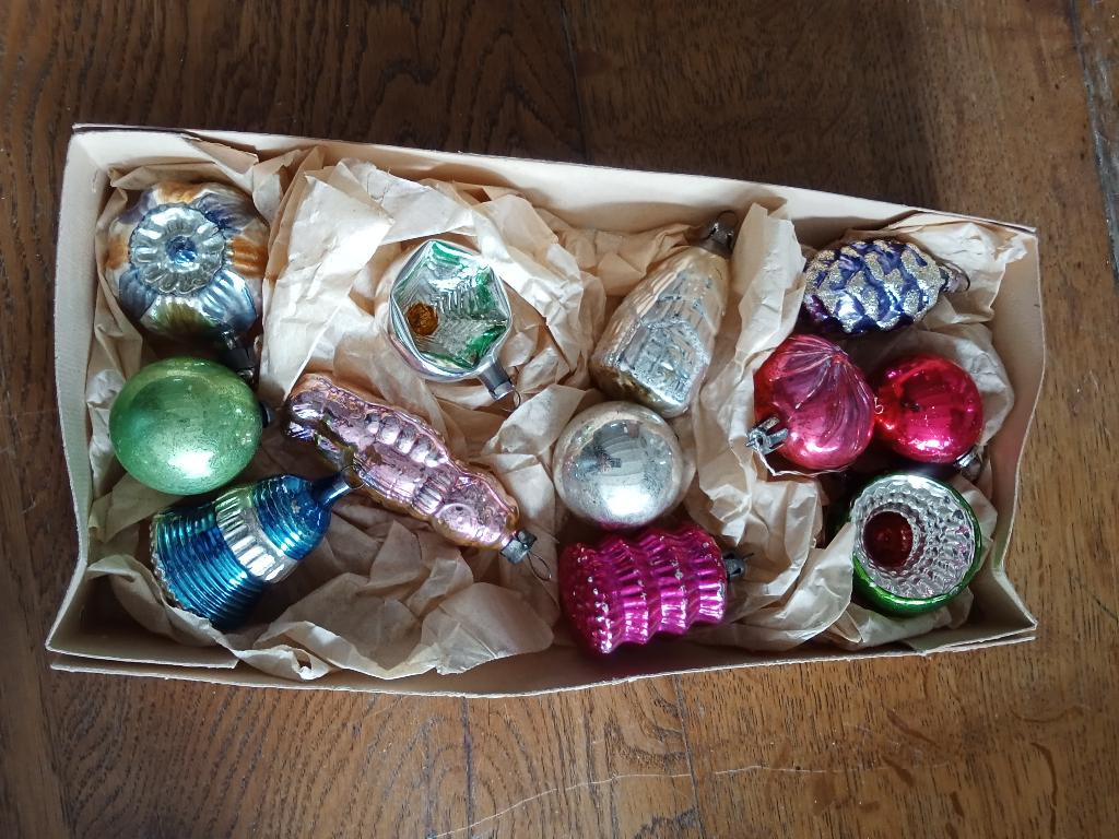 doos 20 bestaat uit 12 oude glazen kerstballen, Diversen, Kerst, Gebruikt, Ophalen of Verzenden