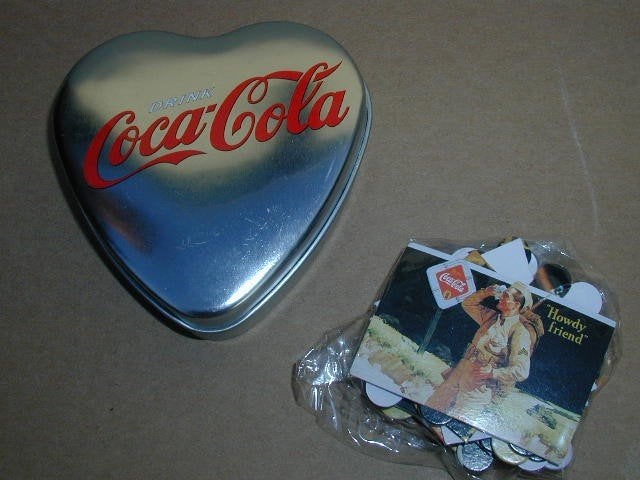Zilverkleurig Coca Cola blikje hartvorm met Howdy puzzel, Ophalen of Verzenden, Nieuw, Gebruiksvoorwerp