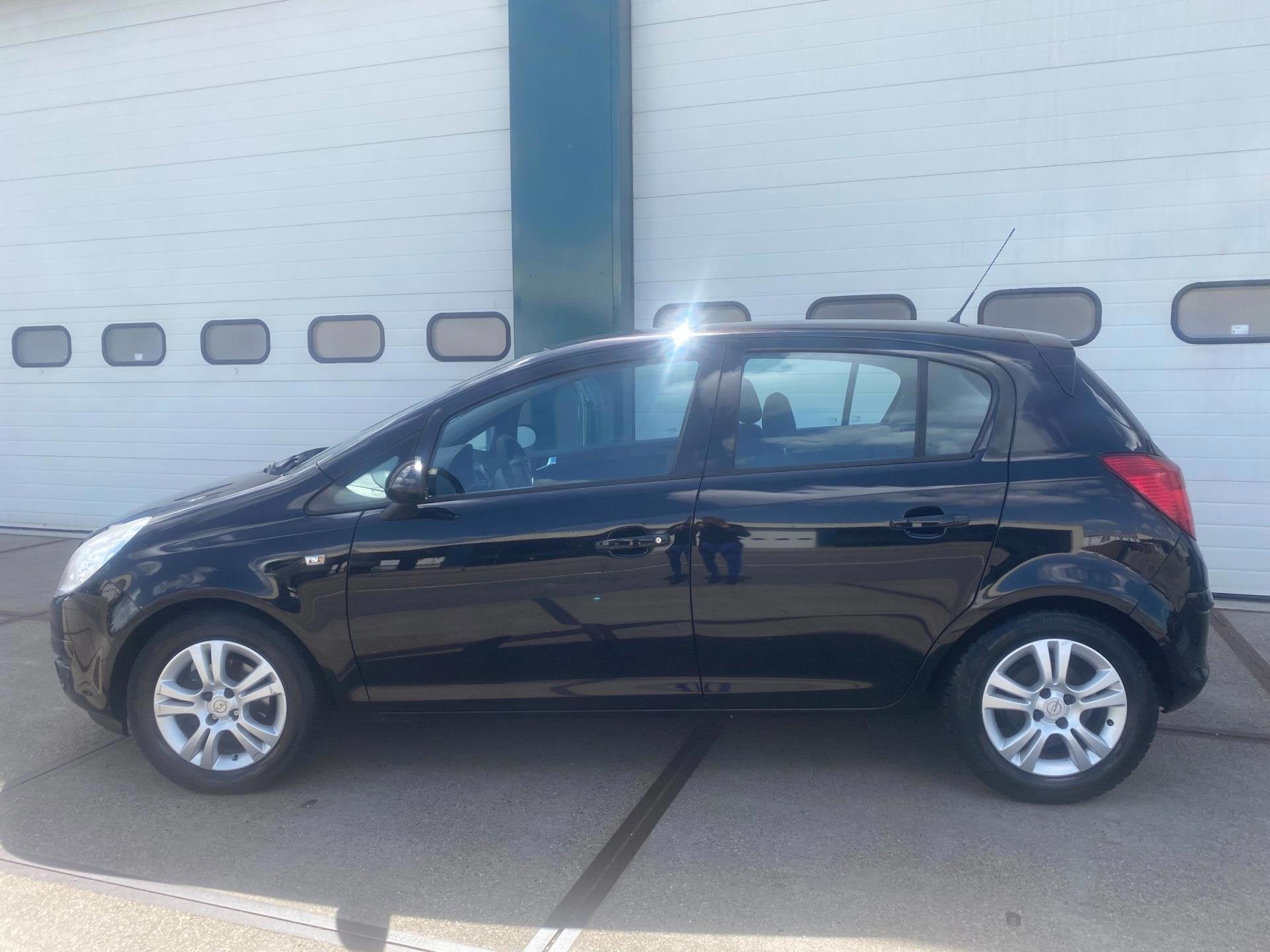 Opel Corsa 1.2-16V '111' Edition, Voorwielaandrijving, Euro 5, Gebruikt, Zwart